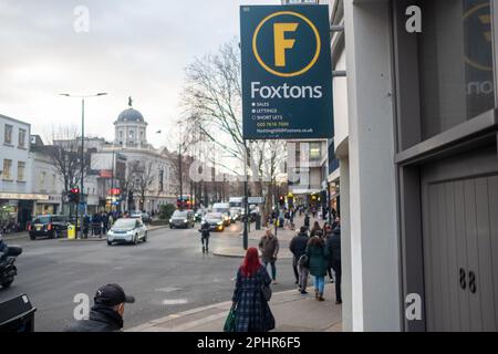 Londres - janvier 2023 : agent immobilier Foxtons à Notting Hill, ouest de Londres Banque D'Images