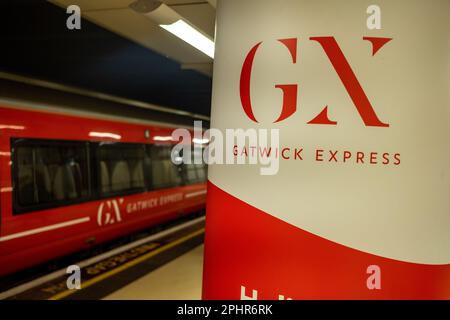 Londres - 2023 janvier : train Gatwick Express à la gare Victoria de Londres Banque D'Images