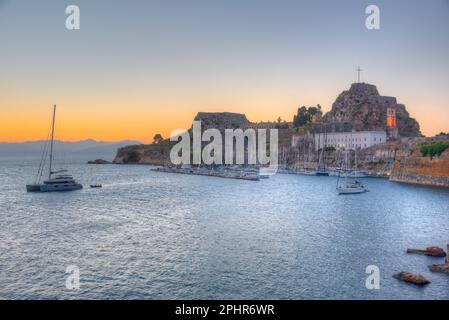 Vue au lever du soleil sur le Palaio Frourio sur l'île grecque de Corfou. Banque D'Images