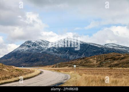 Le Corbett Foinaven (gaélique écossais: Foinne Bheinn) de la voie unique Une route le A838 Banque D'Images