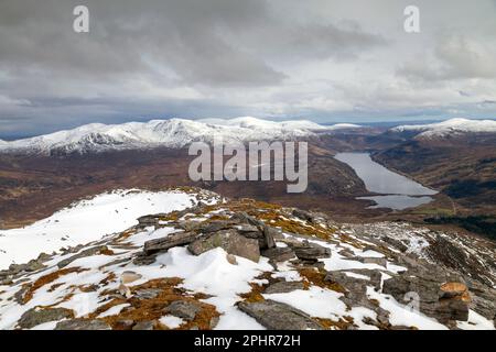 Vue sur le Loch More depuis le sommet de Ben Stack dans les Highlands écossais. Banque D'Images