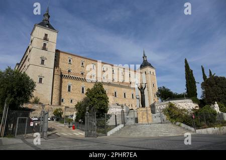 Tolède, Espagne- 6 octobre 2022: L'Alcazar de Tolède, une fortification en pierre située dans la partie la plus haute de Tolède Banque D'Images