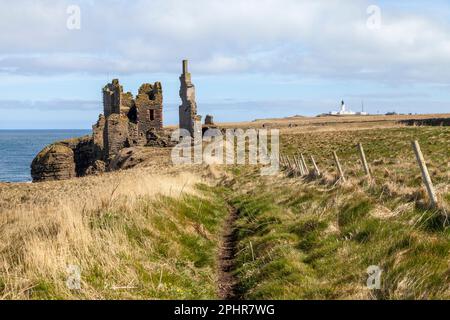 Le château Sinclair Girnigoe est situé à environ 3 miles au nord de Wick sur la côte est de Caithness, en Écosse Banque D'Images