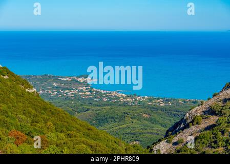 Vue panoramique sur la côte de Roda sur l'île grecque de Corfou. Banque D'Images