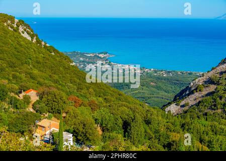 Vue panoramique sur la côte de Roda sur l'île grecque de Corfou. Banque D'Images