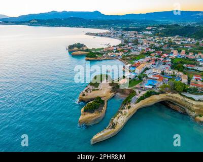 Panorama du canal d'amour au lever du soleil à Sidari, ville grecque. Banque D'Images