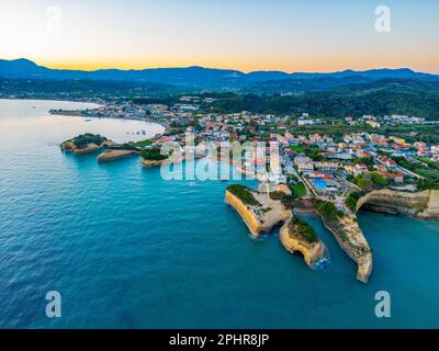 Panorama du canal d'amour au lever du soleil à Sidari, ville grecque. Banque D'Images