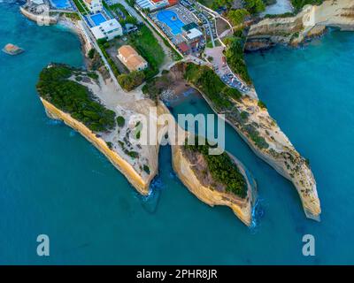 Panorama du canal d'amour au lever du soleil à Sidari, ville grecque. Banque D'Images