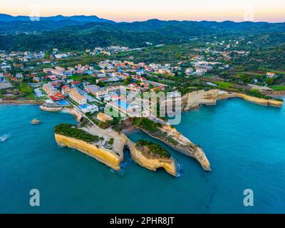 Panorama du canal d'amour au lever du soleil à Sidari, ville grecque. Banque D'Images