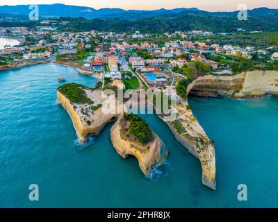 Panorama du canal d'amour au lever du soleil à Sidari, ville grecque. Banque D'Images