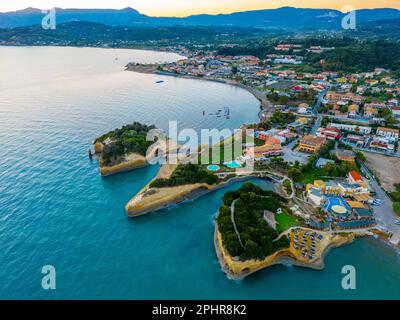 Panorama du canal d'amour au lever du soleil à Sidari, ville grecque. Banque D'Images