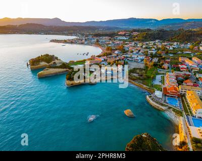 Panorama du canal d'amour au lever du soleil à Sidari, ville grecque. Banque D'Images