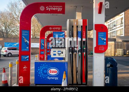 Londres - janvier 2023 : pompes à essence et diesel à la station-service Esso de Maida Vale, à l'ouest de Londres Banque D'Images