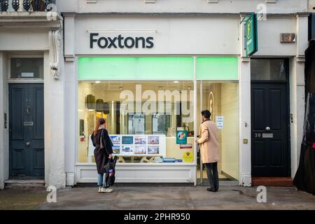 Londres - janvier 2023 : agent immobilier Foxtons sur Clifton Road à Maida Vale W9 Banque D'Images