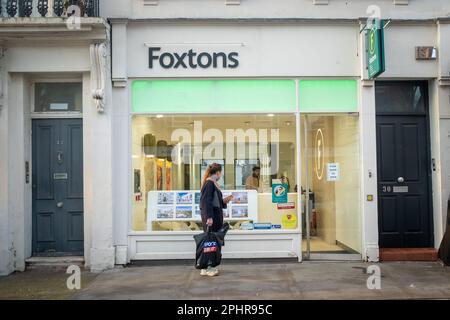 Londres - janvier 2023 : agent immobilier Foxtons sur Clifton Road à Maida Vale W9 Banque D'Images