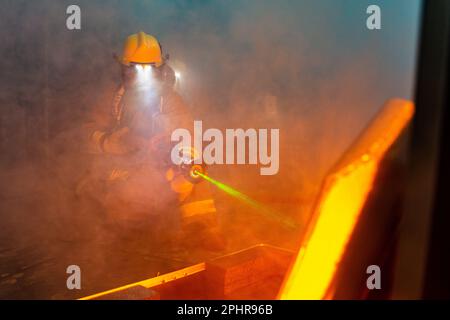 Forces navales les pompiers de la région du Japon simulent un incendie à l'aide d'un système d'entraînement numérique à l'installation aérienne navale (NAF) Atsugi, au Japon, pendant l'exercice reliant Gale 2023, 22 mars 2023. Banque D'Images