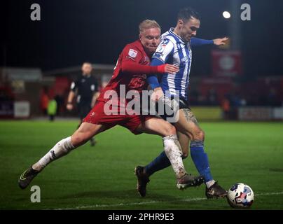 Ryan Broom (à gauche) de Cheltenham Town et Lee Gregory, de Sheffield Wednesday, se battent pour le ballon lors du match de la Sky Bet League One au stade complètement Suzuki, Cheltenham. Date de la photo: Mercredi 29 mars 2023. Banque D'Images