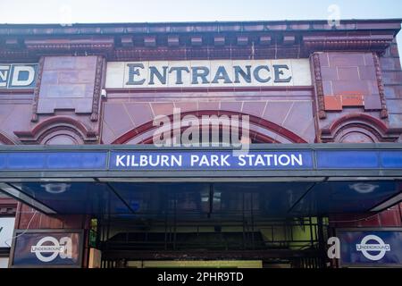 Londres - 2023 janvier : Londres - 2023 janvier : station de métro Kilburn Park sur la ligne Bakerloo dans le nord-ouest de Londres Banque D'Images