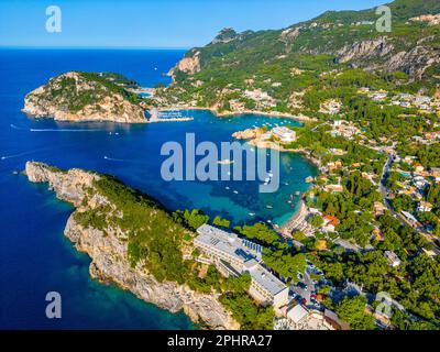 Vue aérienne du littoral de Paleokastritsa sur l'île grecque de Corfou. Banque D'Images