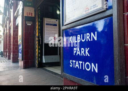 Londres - 2023 janvier : Londres - 2023 janvier : station de métro Kilburn Park sur la ligne Bakerloo dans le nord-ouest de Londres Banque D'Images