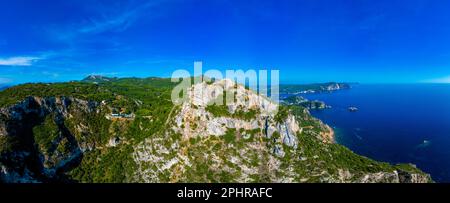 Vue aérienne du littoral de Paleokastritsa et du château d'Angelokastro sur l'île grecque de Corfou. Banque D'Images