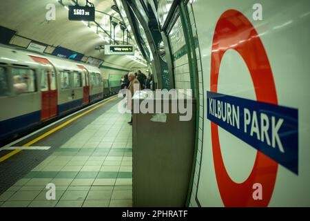 Londres - 2023 janvier : station de métro Kilburn Park sur la ligne Bakerloo dans le nord-ouest de Londres Banque D'Images