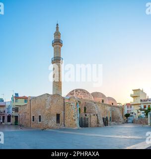 Vue au lever du soleil sur la mosquée Neratze dans la ville grecque de Rethimno. Banque D'Images