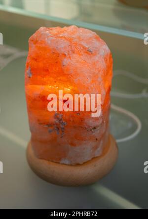 Lampe au sel de l'Himalaya, lanterne en cristal de sel rose, lampe au sel brillant avec effet de guérison, concept de médecine alternative Banque D'Images
