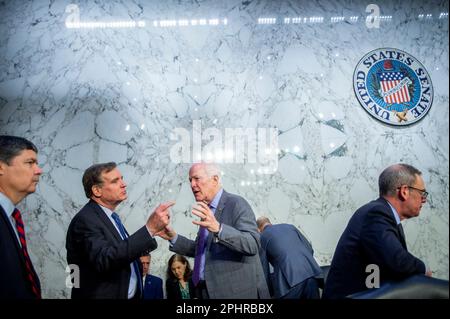 Washington, États-Unis d'Amérique. 29th mars 2023. Le sénateur américain Mark Warner (démocrate de Virginie), président du Comité spécial du renseignement du Sénat américain, à gauche, s'entretient avec le sénateur américain John Cornyn (républicain du Texas) avant une audience du Comité sénatorial des renseignements pour examiner la modernisation du personnel dans le Hart Senate Office Building à Washington, DC, mercredi, 29 mars 2023. Crédit: Rod Lamkey/CNP/Sipa USA crédit: SIPA USA/Alay Live News Banque D'Images