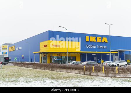 Poznan, Pologne - 25 janvier 2023 : magasin Ikea bleu et jaune en hiver. Banque D'Images