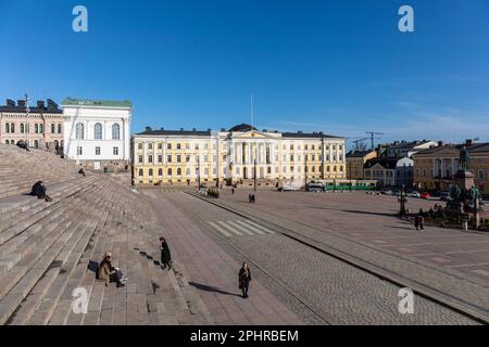 Marches de la cathédrale d'Helsinki, Palais du Gouvernement et place du Sénat lors d'une journée de printemps ensoleillée dans le quartier Kruununhaka d'Helsinki, en Finlande Banque D'Images