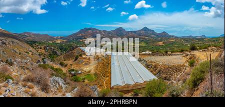 Vue panoramique sur le paysage agricole près des villages d'Asomatos et de Lefkogeia sur l'île grecque de Crète. Banque D'Images