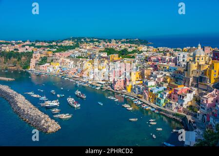 Vue aérienne de Marina di Corricella sur l'île italienne de Procida. Banque D'Images