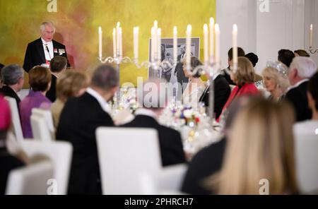 Berlin, Allemagne. 29th mars 2023. Le roi Charles III prend la parole lors du banquet d'État donné par le président allemand Steinmeier en l'honneur du roi Charles III et de la reine Camilla au palais Bellevue. A côté de lui, un cadeau du président Steinmeier : une photographie d'enfance de la première visite de Charles en Allemagne, aux côtés de son père. Avant son couronnement en mai 2023, le roi britannique et sa femme royale visiteront l'Allemagne pendant trois jours. Credit: Bernd von Jutrczenka/dpa Pool/dpa/Alay Live News Banque D'Images