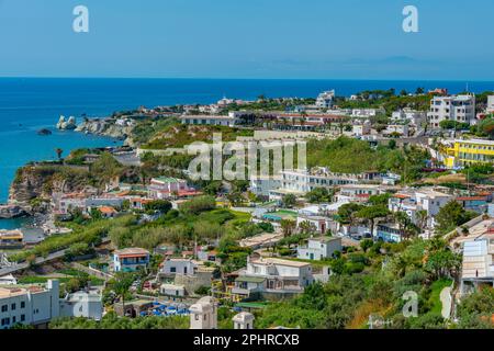 Vue aérienne de la ville italienne Forio sur l'île d'Ischia. Banque D'Images