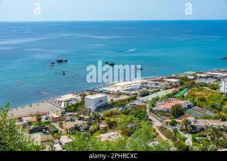 Vue aérienne de la plage de Citara à la ville italienne Forio sur l'île d'Ischia. Banque D'Images