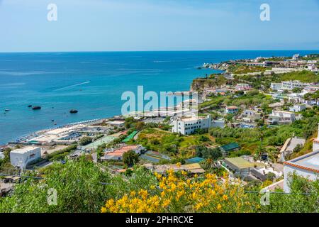 Vue aérienne de la ville italienne Forio sur l'île d'Ischia. Banque D'Images