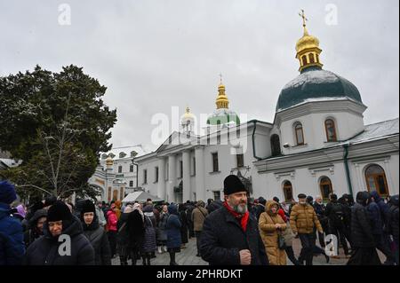 Les gens assistent à un service d'église près de l'Exaltation de l'église de la Croix de la Lavra de Kiev-Pechersk à Kiev dans le cadre de l'invasion russe de l'Ukraine. Kiev-Pechersk Lavra, également connu sous le nom de monastère des grottes de Kiev, est le plus ancien monastère du territoire ukrainien. Actuellement, le ministère ukrainien de la Culture a publié une déclaration sur 10 mars 2023, disant que la Réserve nationale 'Kyiv-Pechersk Lavra' a envoyé un avertissement au monastère Kyiv-Pechersk Lavra de l'Église orthodoxe ukrainienne (Patriarcat de Moscou) au sujet de sa résiliation. L'annonce fait suite à un décret présidentiel d'interdiction de décembre 2022 Banque D'Images