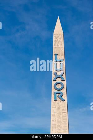 Une photo de l'obélisque de l'Hôtel et Casino de Louxor contre un ciel bleu. Banque D'Images