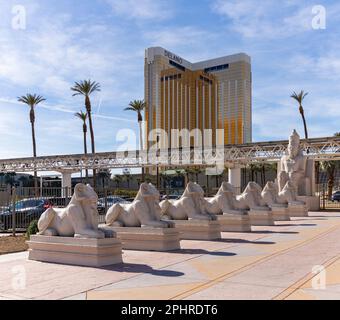 Une photo des statues en face du Luxor Hotel and Casino, avec le Delano Las Vegas à l'arrière. Banque D'Images