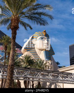 Une photo du sphinx en face du Luxor Hotel and Casino. Banque D'Images