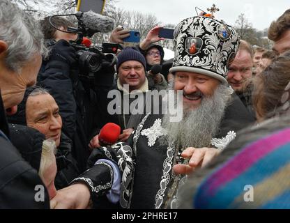 Vicegerent de Kyiv-Pechersk Lavra, Métropolitain de Vyshorod et de Tchernobyl Pavel bénit les croyants de l'Église orthodoxe ukrainienne près de l'Exaltation de l'Église de la Croix de la Lavra Kyiv-Pechersk à Kiev, dans le cadre de l'invasion russe de l'Ukraine. Kiev-Pechersk Lavra, également connu sous le nom de monastère des grottes de Kiev, est le plus ancien monastère du territoire ukrainien. Actuellement, le ministère ukrainien de la Culture a publié une déclaration sur 10 mars 2023, disant que la Réserve nationale 'Kyiv-Pechersk Lavra' a envoyé un avertissement au monastère Kyiv-Pechersk Lavra de l'Église orthodoxe ukrainienne (Moscou Patri Banque D'Images