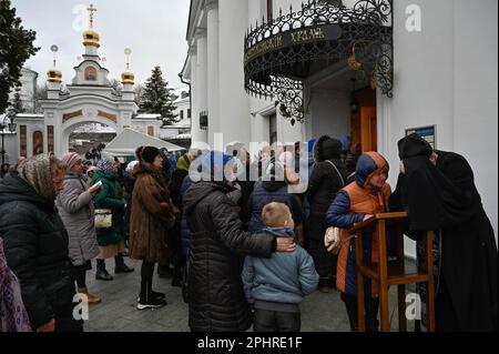 Les gens assistent à un service d'église près de l'Exaltation de l'église de la Croix de la Lavra de Kiev-Pechersk à Kiev dans le cadre de l'invasion russe de l'Ukraine. Kiev-Pechersk Lavra, également connu sous le nom de monastère des grottes de Kiev, est le plus ancien monastère du territoire ukrainien. Actuellement, le ministère ukrainien de la Culture a publié une déclaration sur 10 mars 2023, disant que la Réserve nationale 'Kyiv-Pechersk Lavra' a envoyé un avertissement au monastère Kyiv-Pechersk Lavra de l'Église orthodoxe ukrainienne (Patriarcat de Moscou) au sujet de sa résiliation. L'annonce fait suite à un décret présidentiel d'interdiction de décembre 2022 Banque D'Images