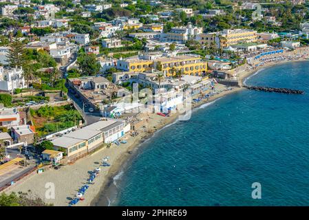 Spiaggia di San Francesco près de Forli, Ischia, Italie. Banque D'Images