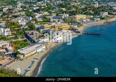 Spiaggia di San Francesco près de Forli, Ischia, Italie. Banque D'Images