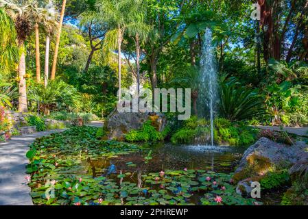 Fontaine des jardins de Giardini la Mortella à Ischia, Italie. Banque D'Images