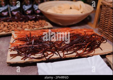 Différents types de collations de poisson sur la table de fête. Anchois Banque D'Images