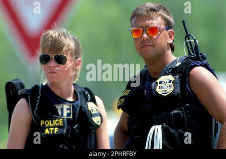 17 avril 1993, Mont Carmel, Texas, États-Unis : Bureau des agents d'alcool, de tabac et d'armes à feu (ATF) à la branche de l'impasse Davidienne. (Credit image: © Bob Daemmrich/ZUMA Press Wire) USAGE ÉDITORIAL SEULEMENT! Non destiné À un usage commercial ! Banque D'Images