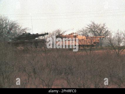 Mars 1993, Mount Carmel, Texas, États-Unis : États-Unis Des chars de l'armée de fort Hood, au Texas, patrouillent le périlitre de l'enceinte de la branche Davidienne à l'extérieur de Waco, au Texas, à la fin de mars 1993, pendant l'impasse de 51 jours de la branche Davidian. (Credit image: © Bob Daemmrich/ZUMA Press Wire) USAGE ÉDITORIAL SEULEMENT! Non destiné À un usage commercial ! Banque D'Images