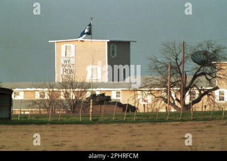 23 mars 1993, Mont Carmel, Texas, États-Unis : un américain Un char de l'armée passe devant l'enceinte de la branche Davidienne pendant l'impasse de 51 jours qui a entraîné la mort de plus de 80 personnes. (Credit image: © Bob Daemmrich/ZUMA Press Wire) USAGE ÉDITORIAL SEULEMENT! Non destiné À un usage commercial ! Banque D'Images